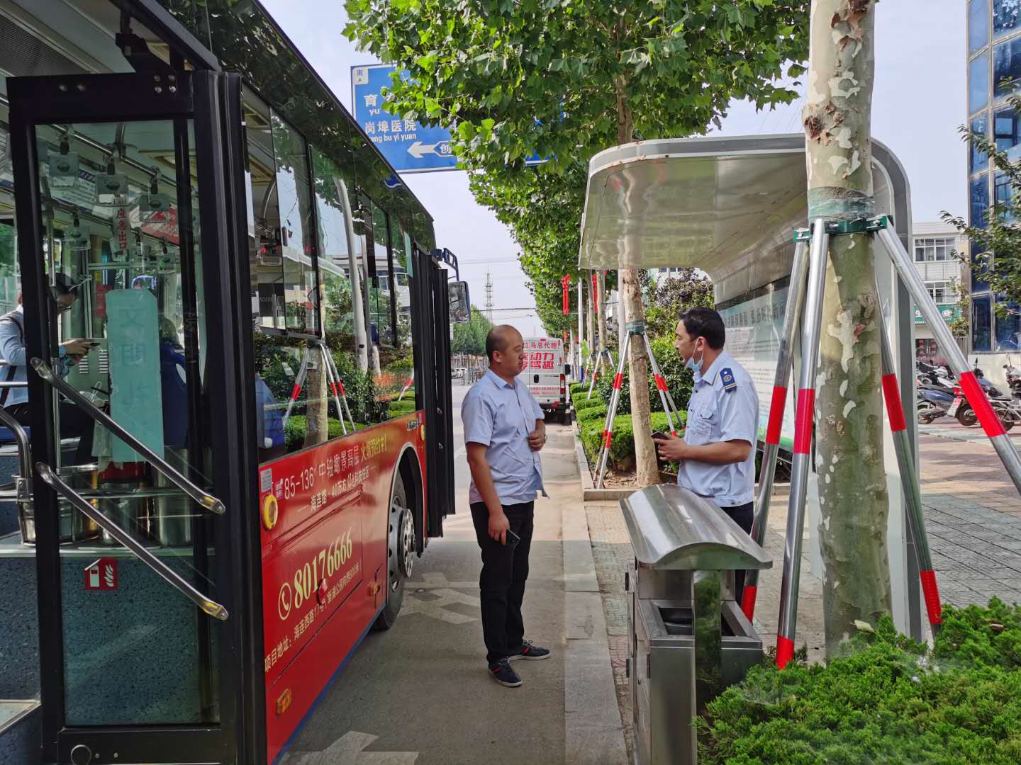 戰(zhàn)高溫，斗酷暑，公交人前行永不停止